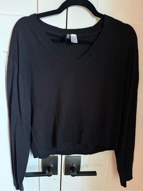 H&M V-Neck Sweater in Black Size Small Like New